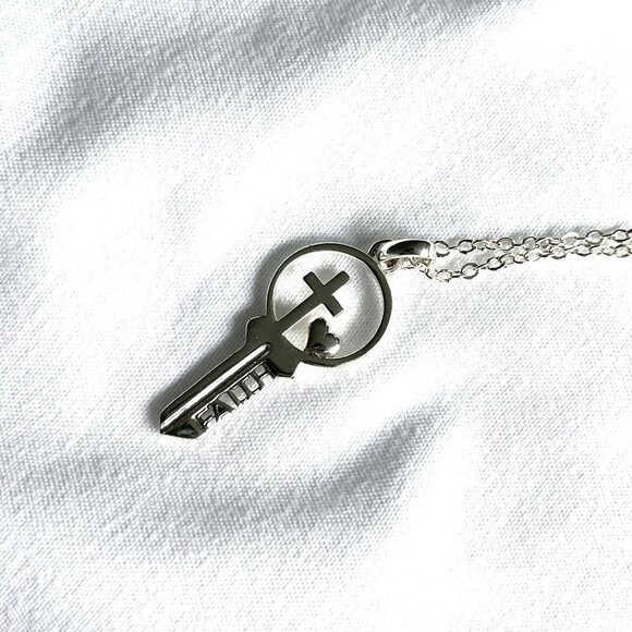 Los Angeles Faith Key Pendant Chain Necklace Silver Tone Spring Ring - Picture 4 of 5
